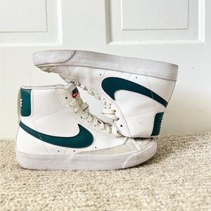 NIKE BLAZERS